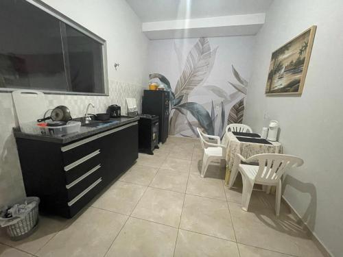 里约布兰科Flat hotel Victoram的厨房配有水槽和桌椅