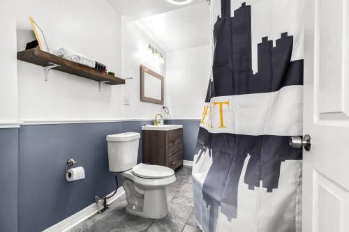 底特律Modern 2 Bedroom Apartment Free Parking的一间带卫生间和淋浴帘的浴室
