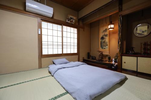 洲本市Hotaru no Yado - Vacation STAY 24964v的一间卧室设有一张床和一个窗口