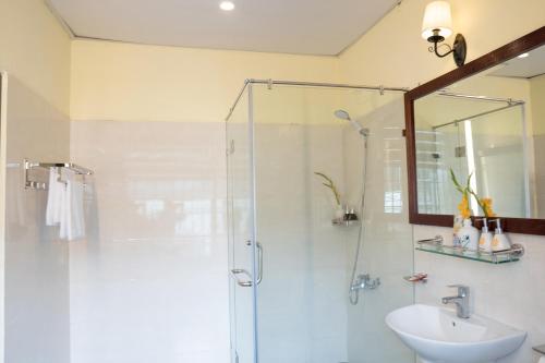 河内Perfume's Cozy House的带淋浴和盥洗盆的浴室
