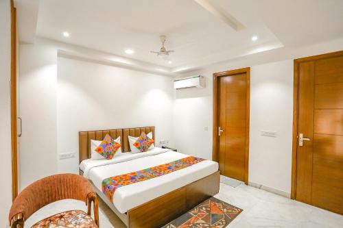新德里FabExpress Aerosky Deluxe的一间卧室配有一张床和一扇木门