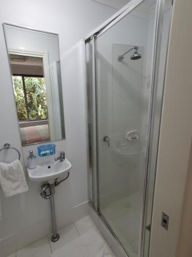 玛格丽特河Sandalwood Guest Room的带淋浴和盥洗盆的浴室