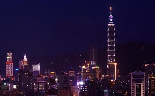 台北所在行旅-小所在 urban abode的城市天际线,夜晚有高楼