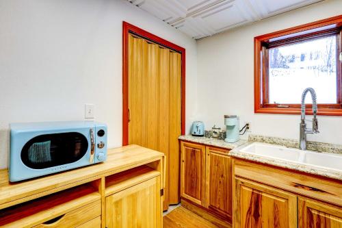 费尔班克斯Ideally Located Fairbanks Vacation Rental!的厨房的台面上配有微波炉