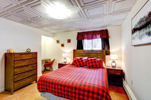 费尔班克斯Ideally Located Fairbanks Vacation Rental!的一间卧室配有一张带红色铺面毯子的床