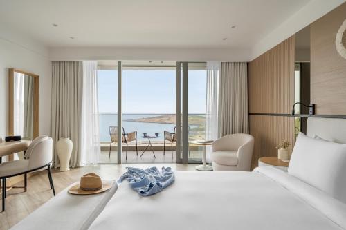 博德鲁姆METT Hotel & Beach Resort Bodrum的酒店客房,设有一张床铺,享有海景