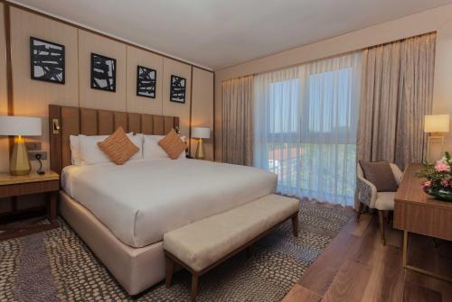 卢萨卡卢萨卡洲际酒店 的卧室设有一张白色大床和一扇窗户。