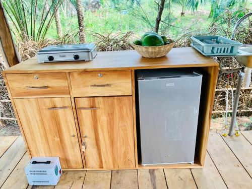 Glamping Lakeview Ouidah的配有冰箱和一篮水果的木台面