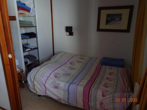 蒂涅BORSAT 4的一间小卧室,卧室内配有一张床铺