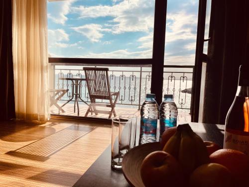 帕莫瑞美国人酒店的阳台上的桌子上放着一碗水果和瓶装水