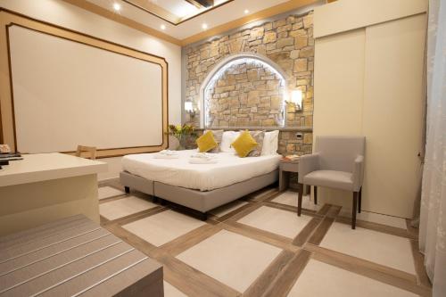 皮亚琴察Antica Piacenza的一间卧室设有一张床和石墙