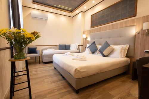皮亚琴察Antica Piacenza的配有床和鲜花桌的酒店客房