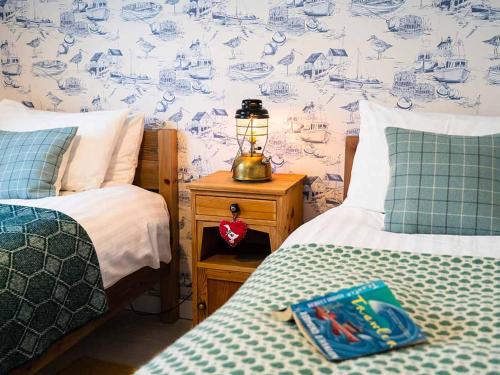波特里Harbour House的一间卧室配有两张床和床头灯。