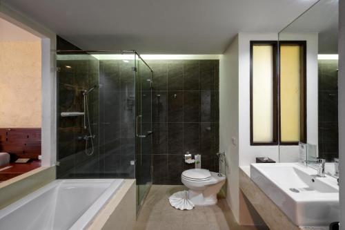 卡伦海滩卡隆普纳卡度假酒店的带淋浴、卫生间和盥洗盆的浴室