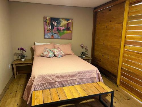 新弗里堡Pousada Fiori的一间卧室配有一张床和一个木制衣柜