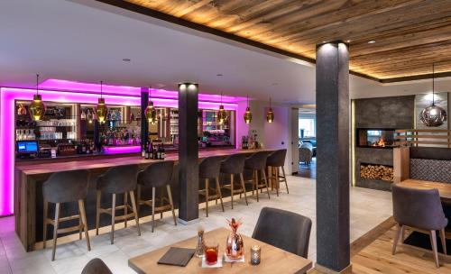 维皮泰诺维斯奈霍夫酒店的餐厅内的酒吧拥有紫色的灯光