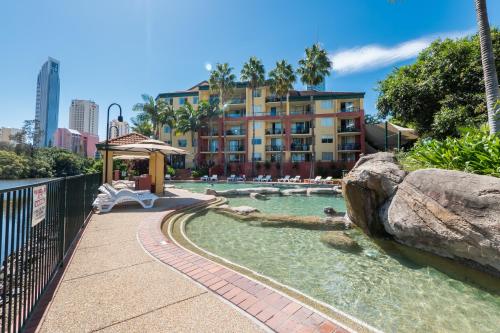黄金海岸天堂岛度假酒店的一个游泳池,酒店背景