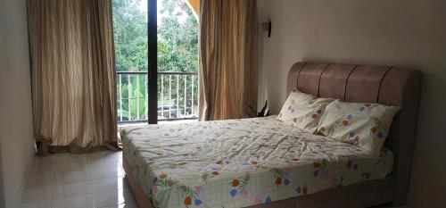 马六甲EBH guesthouse的一间卧室设有一张大床和大窗户