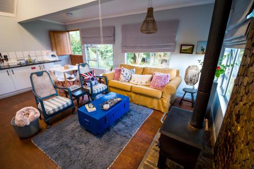 海姆维尔Glen Islay Cottage Himeville的客厅配有黄色的沙发和椅子