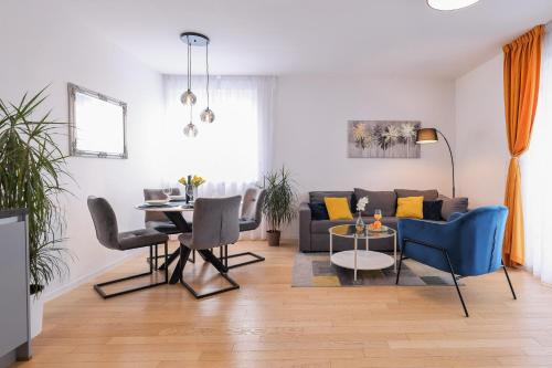 扎达尔Stella Maris 2BDR, balcony, sea view, garage, BBQ的客厅配有蓝色的沙发和桌子