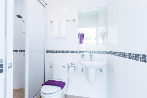 乔木提恩海滩诚之Z酒店的白色的浴室设有卫生间和水槽。