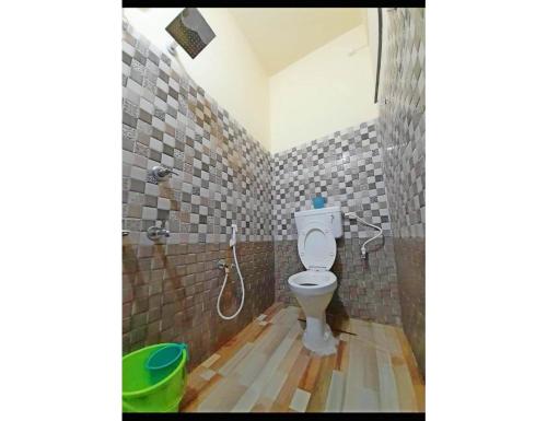 VishnupurLodge Meghamallar, Bishnupur的浴室设有卫生间和瓷砖淋浴。