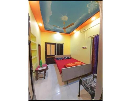 VishnupurLodge Meghamallar, Bishnupur的一间卧室设有一张床和天花板