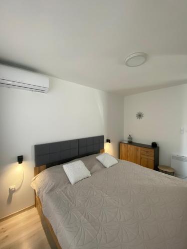 波达雅斯卡Apartmány Meghan的一间卧室配有一张大床和两个枕头