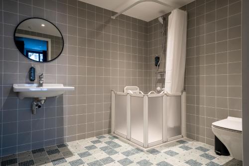 巴黎Beau M Paris的一间带水槽、卫生间和镜子的浴室