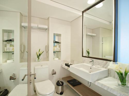 达沃市Seda Abreeza Hotel的白色的浴室设有卫生间和水槽。
