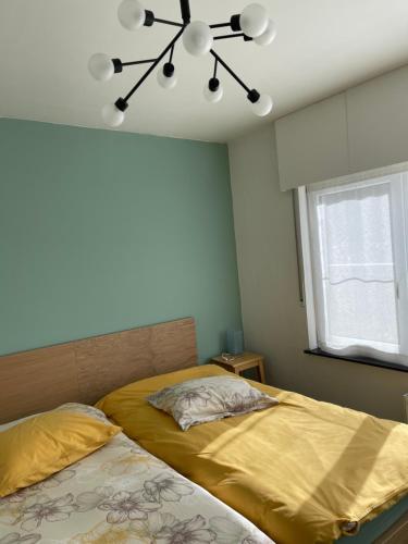 德塞尔Fokus PraktijkHuis的一间卧室配有两张床和吊扇
