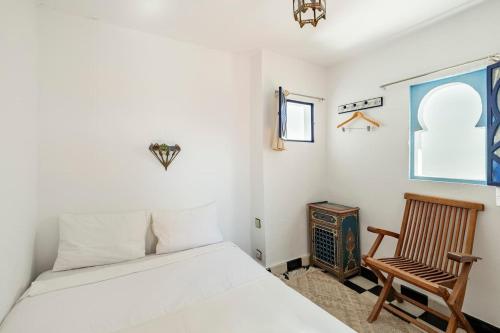 丹吉尔DAR YAMNA Maison typique Kasbah de Tanger的卧室配有床、椅子和窗户。