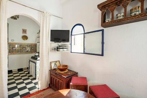 丹吉尔DAR YAMNA Maison typique Kasbah de Tanger的配有桌椅和厨房的房间
