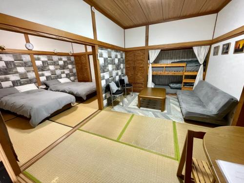 MurotoSakurahome&El Flamenquito的一间小房间,配有两张床和一张沙发