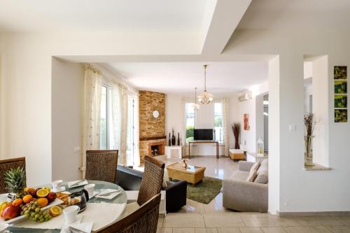 阿依纳帕Cape Greco Villa Anastel 2的用餐室以及带桌椅的起居室。