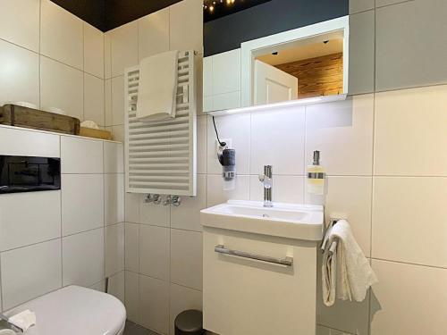 圣莫里茨Alpenstil, 4 Pax, zentral, 1 Parkplatz - RE31的白色的浴室设有水槽和卫生间。