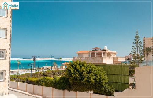 马特鲁港Halla Matrouh的从大楼的阳台上可欣赏到海滩景色