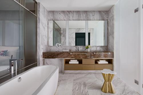 巴库The Ritz-Carlton, Baku的带浴缸、水槽和镜子的浴室