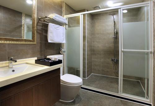 埔里今埔里渡假大酒店的带淋浴、卫生间和盥洗盆的浴室