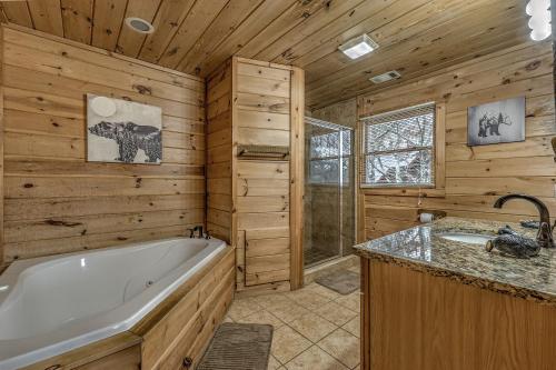 蓝岭Cozy Blue Ridge Cabin in Heart of the Mountains的小木屋浴室配有浴缸和水槽