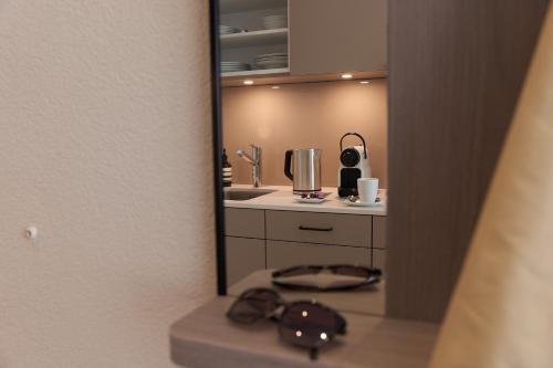 苏黎世CITY STAY - Franklinstrasse的浴室设有镜子、水槽和台面