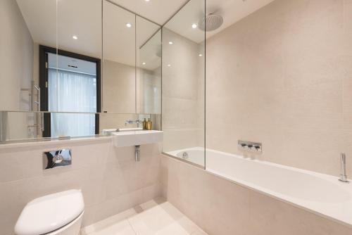 伦敦New Build-Air Con-2 Bedroom-Two Bathrooms Apt 3的浴室配有卫生间、盥洗盆和淋浴。
