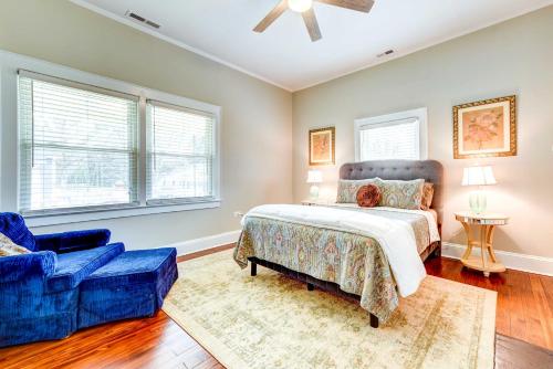 夏洛特Adorable Charlotte Vacation Rental in NoDa!的一间卧室配有一张床、一张沙发和窗户。