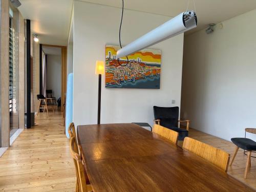 萨拉茨格里瓦蓝都普拉瓦斯度假屋的一间设有桌子和墙上绘画的用餐室