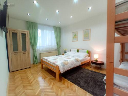 贝尔格莱德ODMORKO Zemun的一间卧室配有一张床和一张双层床。