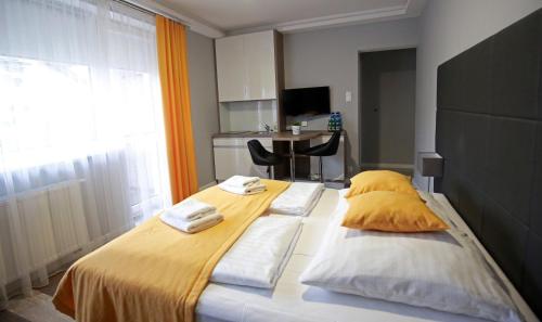 格里兹鲍Pod Różami的一间卧室配有一张大床和毛巾