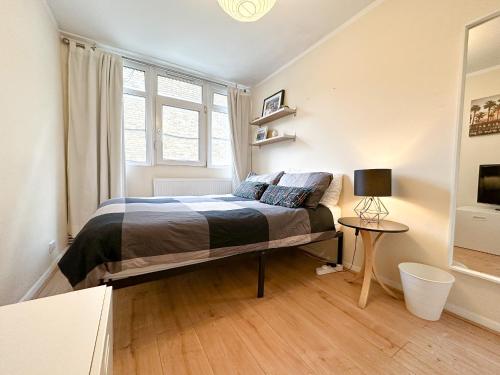 伦敦Cool Place 02 Academy的一间卧室设有一张床、一个窗口和一张桌子