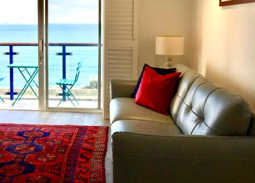 彭赞斯Stylish Sea View Apartment with Parking的带沙发的客厅,享有海景
