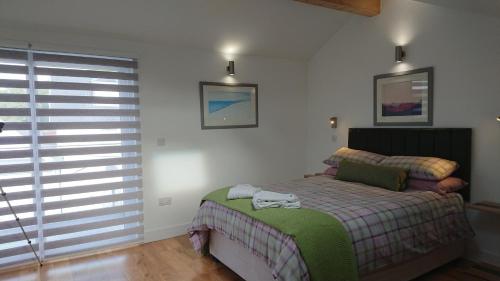 奥本Sea Breezes的一间卧室设有一张床和一个大窗户