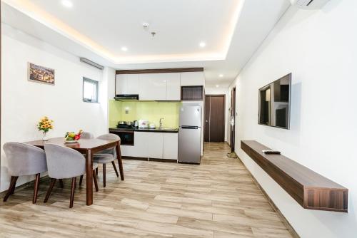 岘港SWEDEN HOTEL and APARTMENT的厨房以及带桌椅的用餐室。